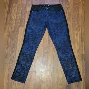 Tru Luxe Women’s Jeans Size 30/10 Blue Black Two-Tone Floral Stretch Denim B17